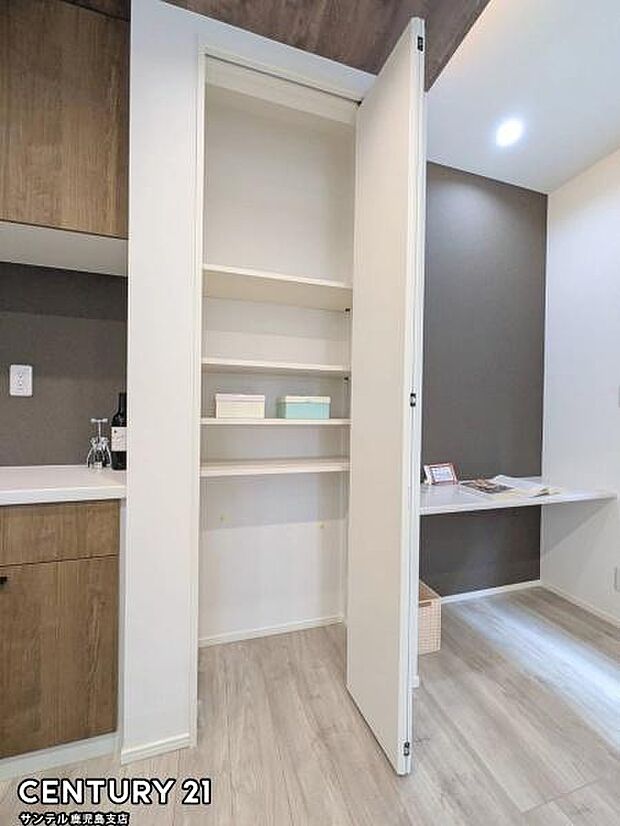 キッチンにあるパントリーです♪食器類も収納出来、調味料やレトルト食品なども保管出来る便利な作りとなっています！