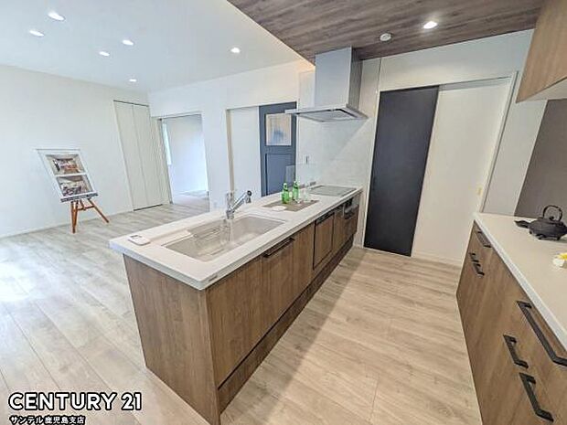 シンプルで使いやすい設計のキッチン♪そしてカウンターキッチンなので、リビングにいるご家族と会話を楽しみながらお料理ができます♪標準で食洗機付いています！