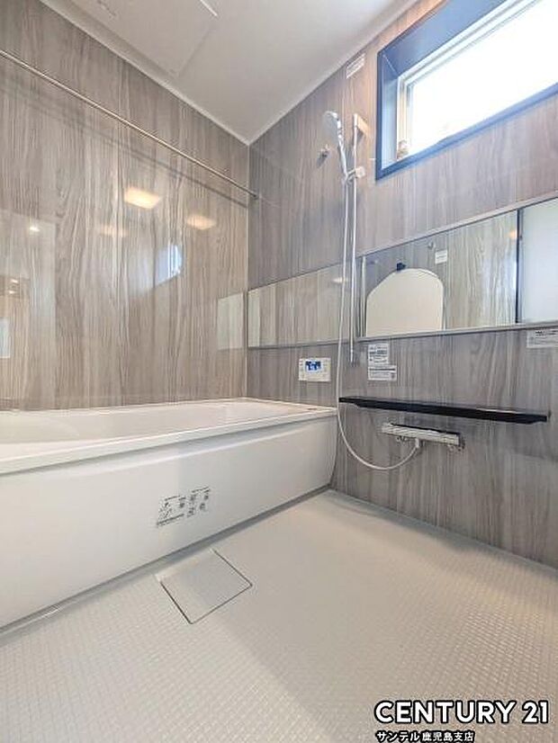 1日の疲れもゆっくり取ることのできる広々とした1坪タイプのシステムバス♪浴室乾燥、涼風、暖房、換気システムが付いておりますので、快適なバスタイムを過ごせます♪