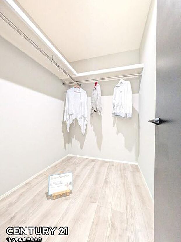 8.7帖洋室のウォークインクローゼット♪丈の長いコートやスーツ、衣装ケースなどもクローゼットにそのまま収納でき、お洋服選びが楽しくなりますね♪