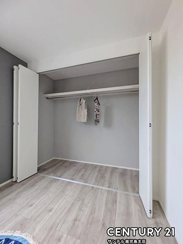 6帖洋室のクローゼットです♪丈の長いコートやお子様の制服、スーツなど収納でき、お洋服選びが楽しくなりますね♪