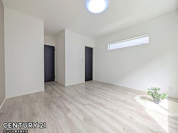 8.7帖の洋室です♪大きな寝具などを置いてもゆとりがあります♪しっかり日が差し込みますので気持ちの良い目覚めができる素敵な洋室になります♪