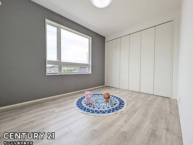 6帖の洋室です♪しっかり日が差し込みますので気持ちの良い目覚めができる素敵な洋室になります♪子供部屋にも十分使える仕様の洋室になっております♪