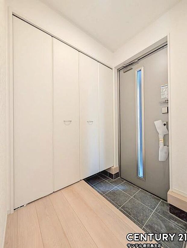 ご新居への出入り口になる明るい玄関には、たくさんの靴を収納できるシューズボックスが付いております♪いつも清潔感のあるすっきりとした玄関スペースを確保できますよ♪