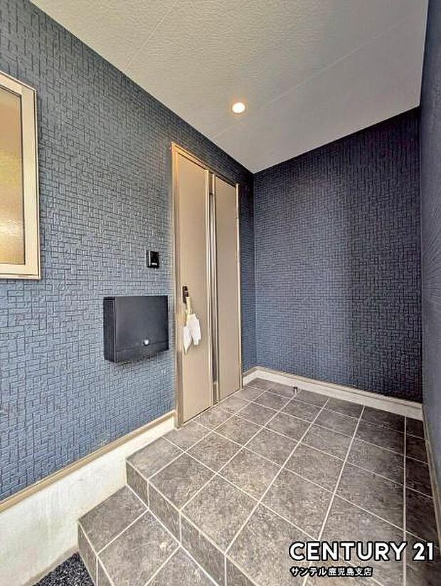 セキュリティ面でも安心なダブルロックドア玄関です♪屋根があるので、ちょっとした雨の日でも焦ることなく鍵や傘の開け閉めができます♪