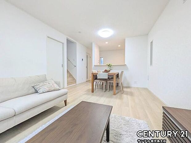 16帖のリビングです♪カウンターキッチンからリビングにいるご家族やお子様の様子が見えるので、コミュニケーションがとりながら、ご家族の大切な時間を共有できるリビングスペースです♪