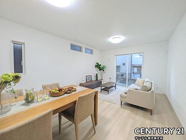 16帖のリビングです♪明るく、落ち着きのあるリビング♪ダイニングスペースも含めてゆとりのあるスペースで、ご家族でお食事や団らんしたり、ゆったりとしたご家族の時間を過ごせます♪