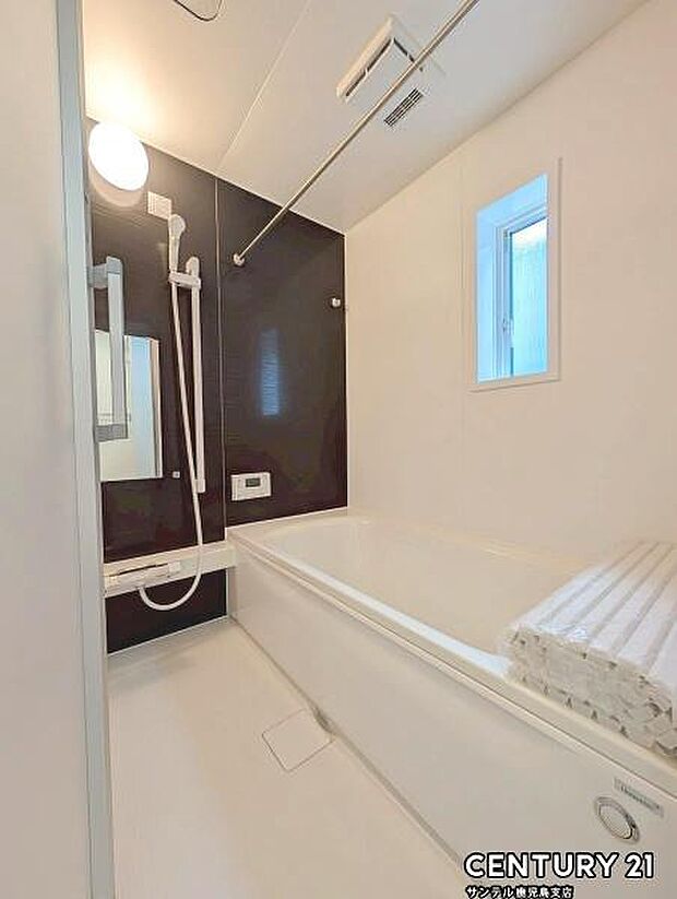 1日の疲れもゆっくり取ることのできる広々とした1坪タイプのシステムバス♪浴室乾燥、涼風、暖房、換気システムが付いておりますので、快適なバスタイムを過ごせます♪