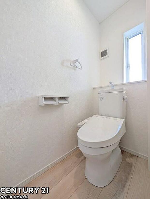 1階のウォシュレットが付いた広々として落ち着いた空間のお手洗いになります♪