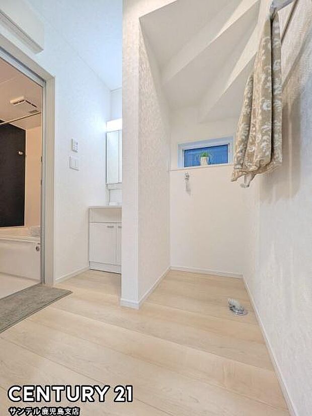 窓の付いた清潔感のあるシンプルな洗面脱衣所♪洗面台は、三面鏡の裏も収納スペースが付いており、シャワーヘッド付き！