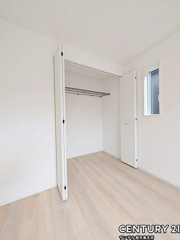 6帖洋室のクローゼットです♪丈の長いコートやお子様の制服、スーツなど収納でき、お洋服選びが楽しくなりますね♪