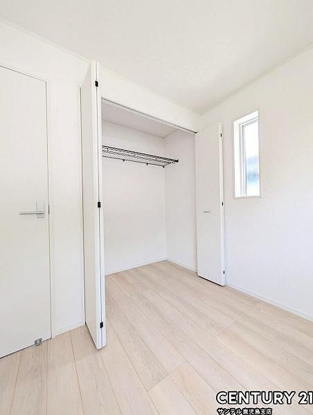 4.5帖洋室のクローゼットです♪丈の長いコートやお子様の制服、スーツなど収納でき、お洋服選びが楽しくなりますね♪