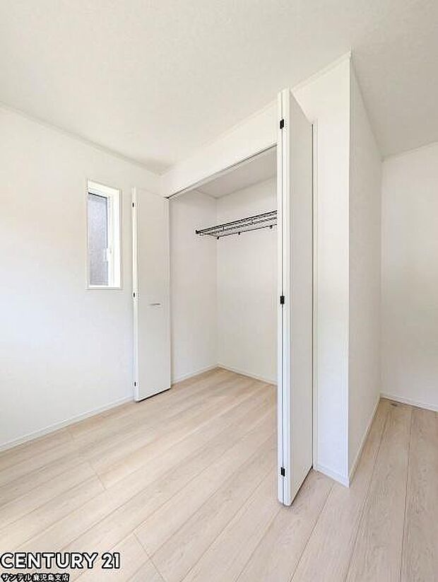 4.5帖洋室のクローゼットです♪丈の長いコートやお子様の制服、スーツなど収納でき、お洋服選びが楽しくなりますね♪