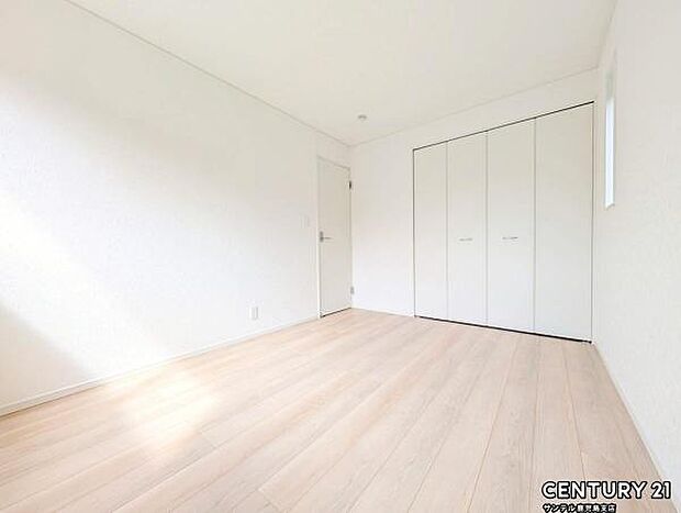 6帖の洋室です♪しっかり日が差し込みますので気持ちの良い目覚めができる素敵な洋室になります♪クローゼット収納も完備しております!