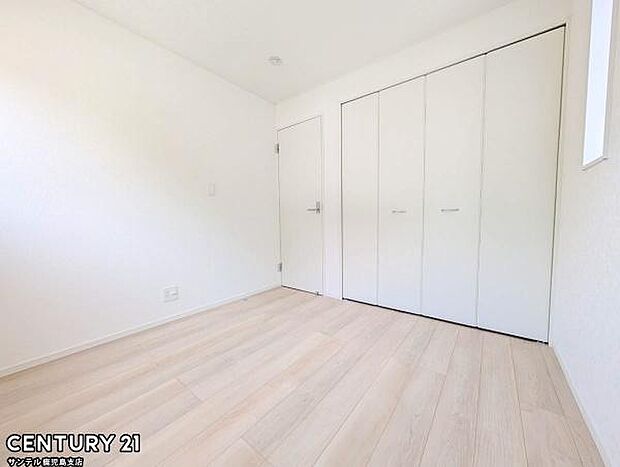 4.5帖の洋室です♪しっかり日が差し込みますので気持ちの良い目覚めができる素敵な洋室になります♪子供部屋にも十分使える仕様の洋室になっております♪