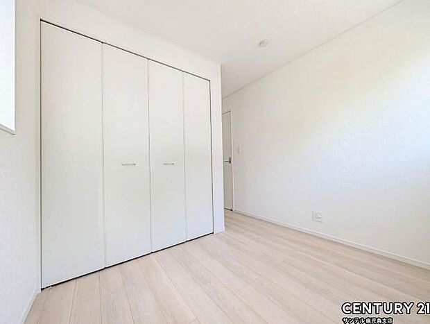 4.5帖の洋室です♪しっかり日が差し込みますので気持ちの良い目覚めができる素敵な洋室になります♪子供部屋にも十分使える仕様の洋室になっております♪