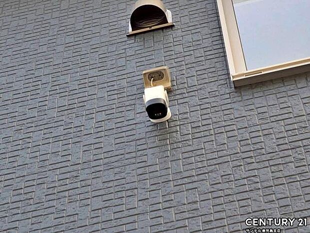 スマホアプリでいつでもどこでも確認できる防犯カメラ♪夜間は赤外線LEDで撮影、マイク付きで通話や録画でき、セキュリティー面も安心です♪