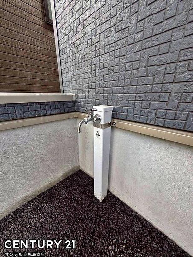 洗車やお掃除に利用できる屋外立水栓です♪特にお車は、降灰した後にすぐに洗い流せます！