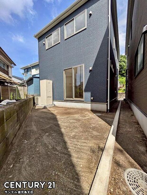 建物裏にはちょっとしたスペースがあり使い方は様々です♪