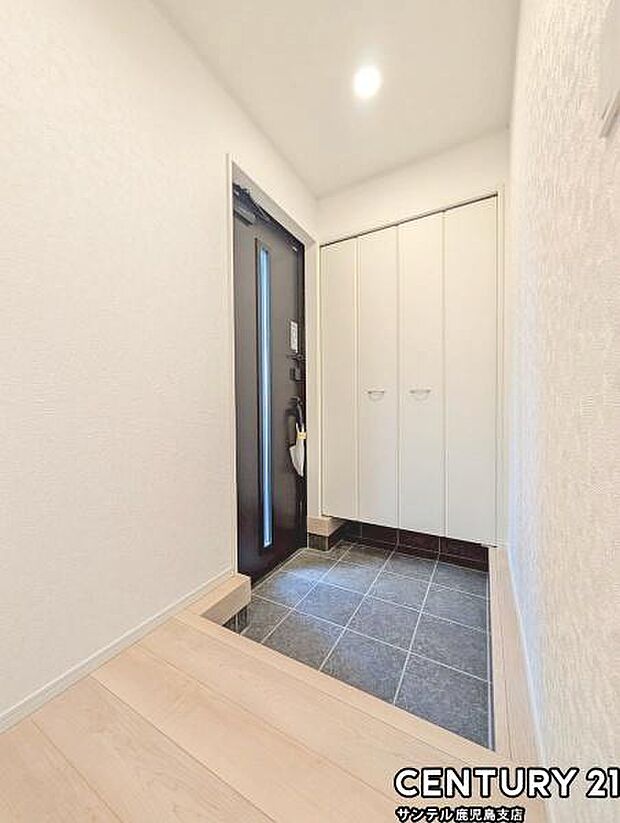 ご新居への出入り口になる明るい玄関には、たくさんの靴を収納できるシューズボックスが付いております♪いつも清潔感のあるすっきりとした玄関スペースを確保できますよ♪