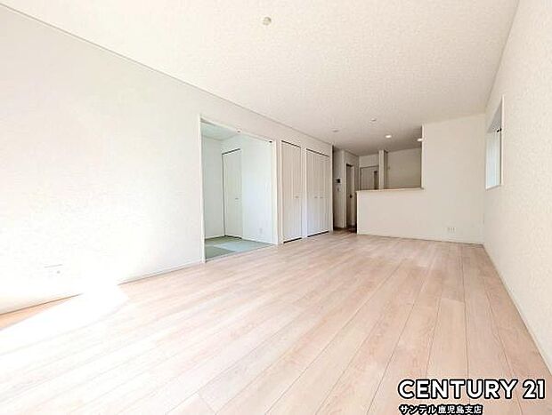 16帖のリビングです♪カウンターキッチンからリビングにいるご家族やお子様の様子が見えるので、コミュニケーションがとりながら、ご家族の大切な時間を共有できるリビングスペースです♪