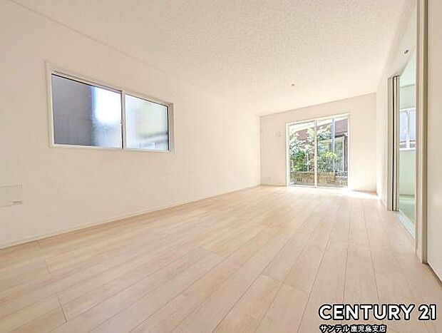 16帖のリビングです♪明るく、落ち着きのあるリビング♪ダイニングスペースも含めてゆとりのあるスペースで、ご家族でお食事や団らんしたり、ゆったりとしたご家族の時間を過ごせます♪