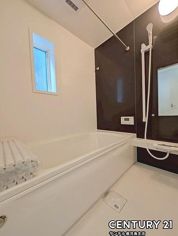 1日の疲れもゆっくり取ることのできる広々とした1坪タイプのシステムバス♪浴室乾燥、涼風、暖房、換気システムが付いておりますので、快適なバスタイムを過ごせます♪