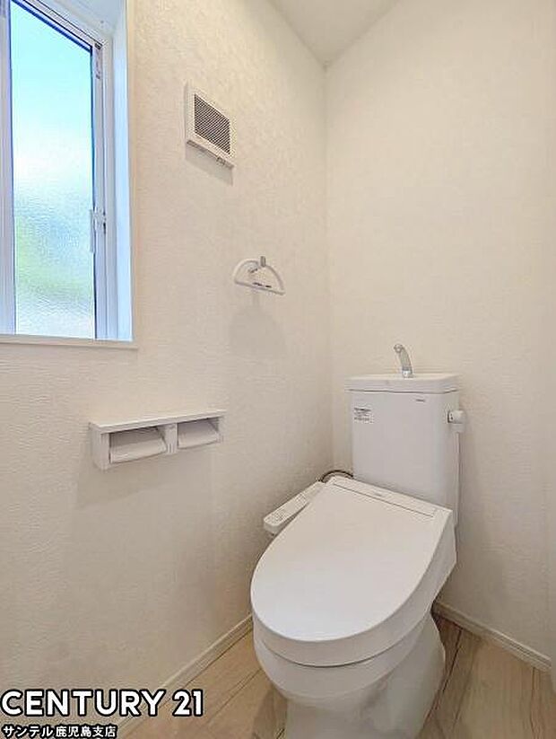 1階のウォシュレットが付いた広々として落ち着いた空間のお手洗いになります♪