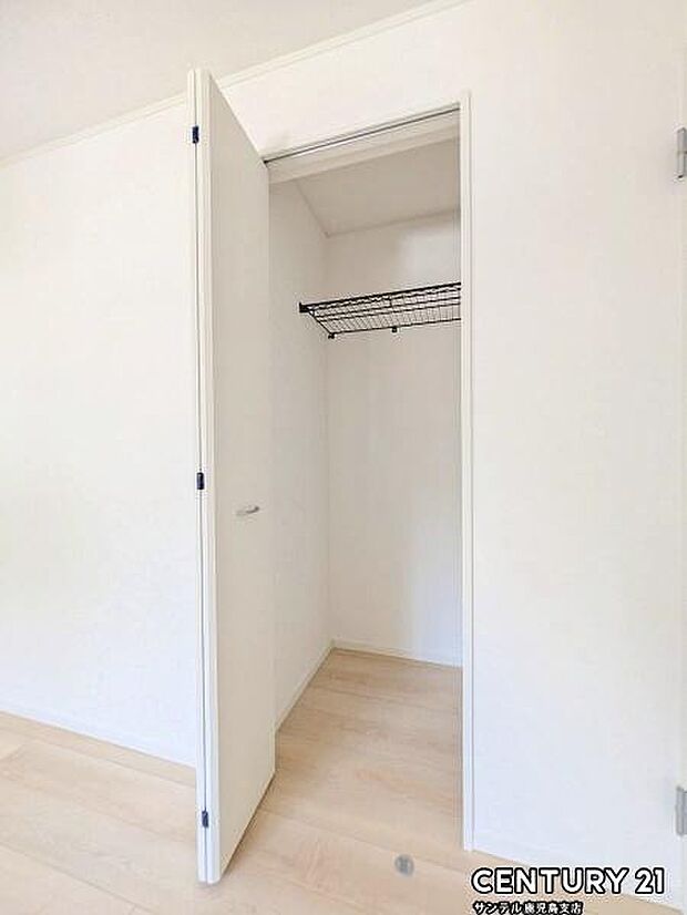 6.1帖洋室のクローゼットです♪丈の長いコートやお子様の制服、スーツなど収納でき、お洋服選びが楽しくなりますね♪