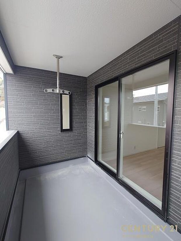 洗濯物干し金具が付いているので、ぽかぽかした天気の良い日は、洗濯物を外で干すことが出来ます♪