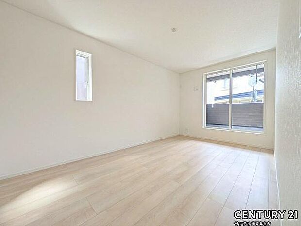 7.5帖の洋室です♪バルコニーとつながる洋室となっており、しっかり日が差し込みますので気持ちの良い目覚めができる素敵なお部屋です♪