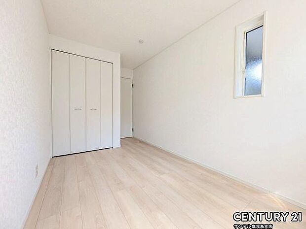 5.5帖の洋室です♪しっかり日が差し込みますので気持ちの良い目覚めができる素敵な洋室になります♪子供部屋にも十分使える仕様の洋室になっております♪