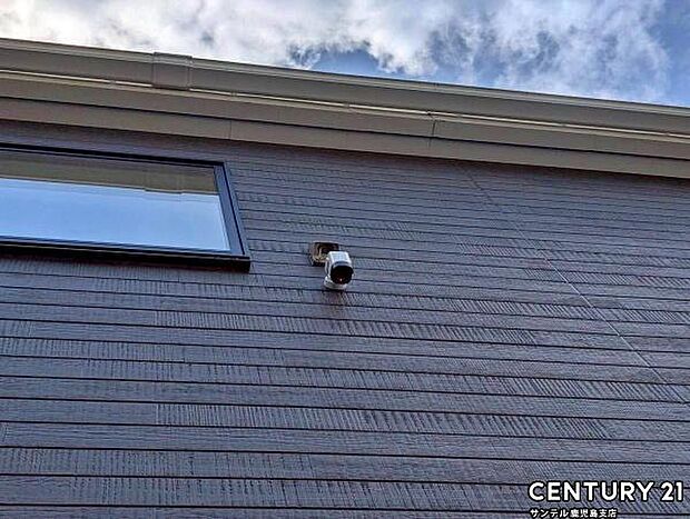 スマホアプリでいつでもどこでも確認できる防犯カメラ♪夜間は赤外線LEDで撮影、マイク付きで通話や録画でき、セキュリティー面も安心です♪