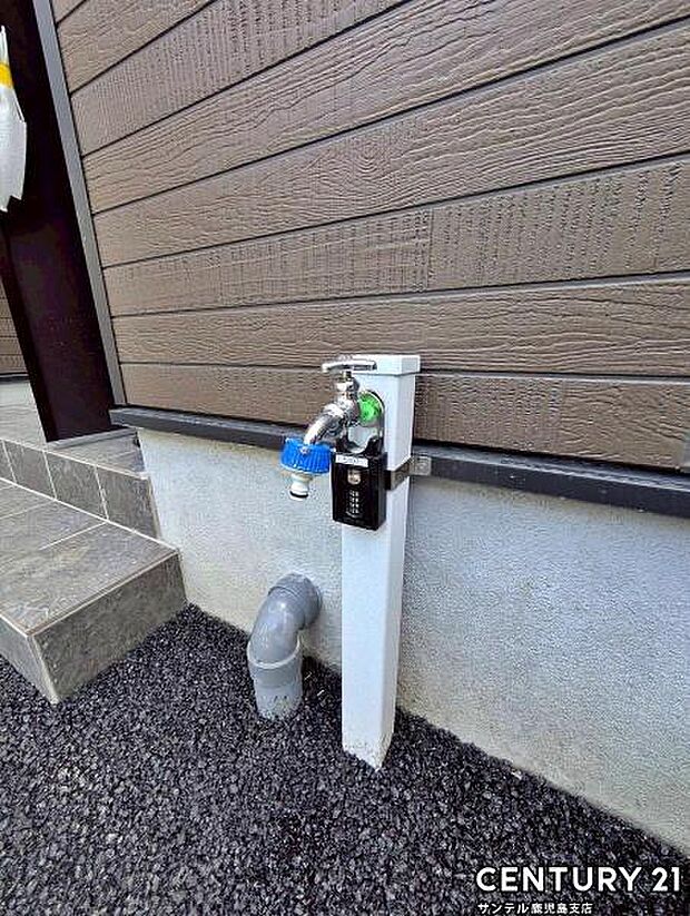 洗車やお掃除に利用できる屋外立水栓です♪特にお車は、降灰した後にすぐに洗い流せます！