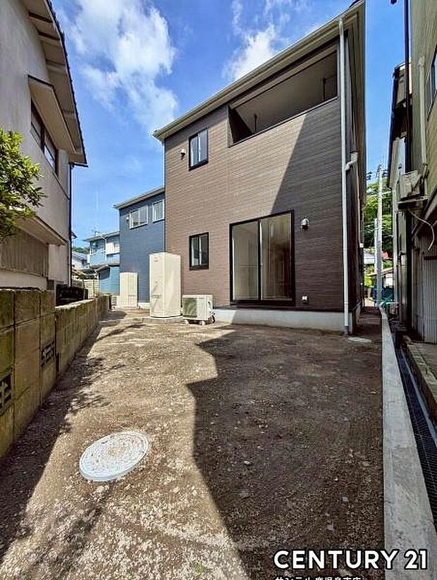 建物裏にはちょっとしたスペースがあり使い方は様々です♪