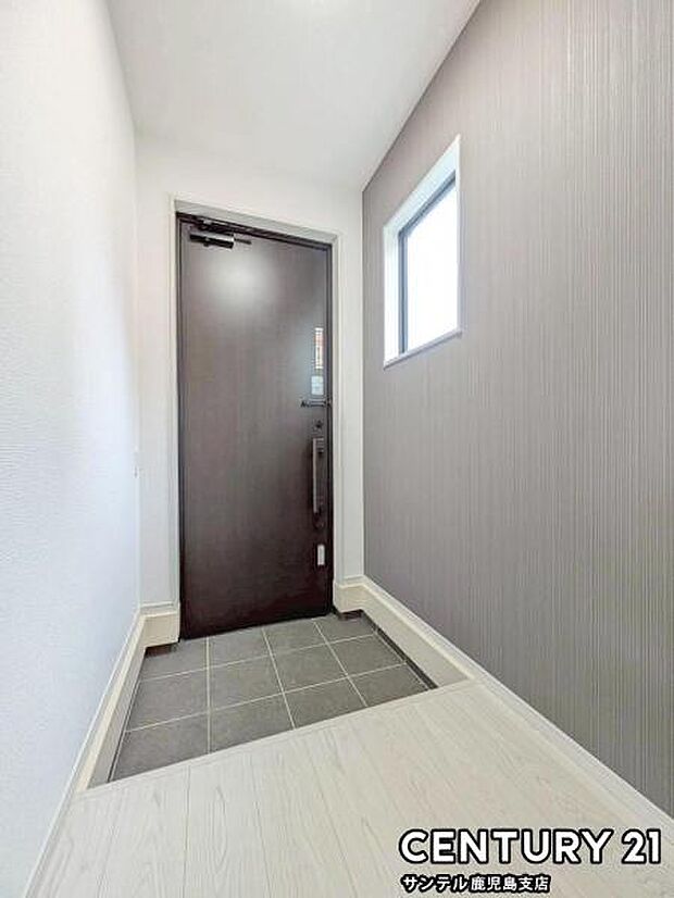 ご新居への出入り口になる明るい玄関には、靴を収納できるシューズボックスが付いております♪いつも清潔感のあるすっきりとした玄関スペースを確保できますよ♪