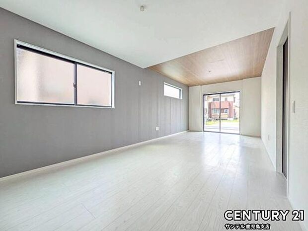 20.5帖のリビングです♪明るく、落ち着きのあるリビング♪ダイニングスペースも含めてゆとりのあるスペースで、ご家族でお食事や団らんしたり、ゆったりとしたご家族の時間を過ごせます♪