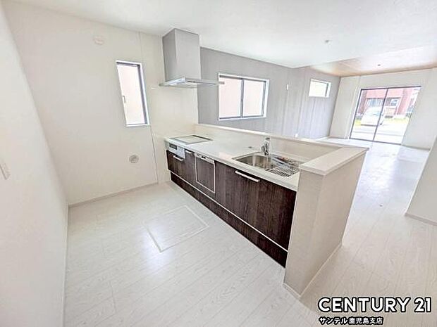 シンプルで使いやすい設計のキッチン♪そしてカウンターキッチンなので、リビングいるご家族と会話を楽しみながらお料理ができます♪標準で食洗器が付いています♪