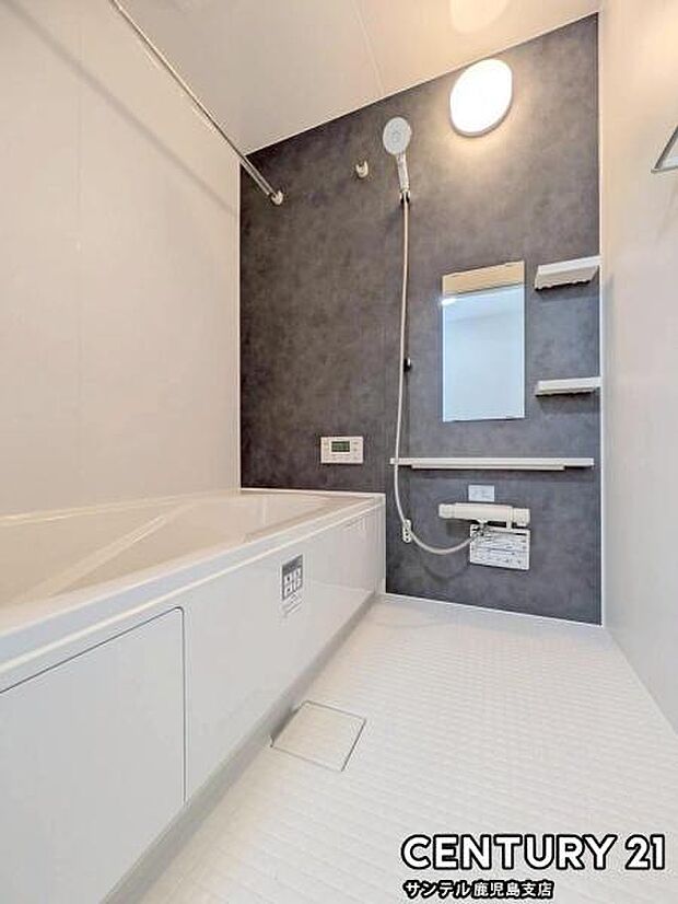 1日の疲れもゆっくり取ることのできる広々とした1坪タイプのシステムバス♪浴室乾燥、涼風、暖房、換気システムが付いておりますので、快適なバスタイムを過ごせます♪