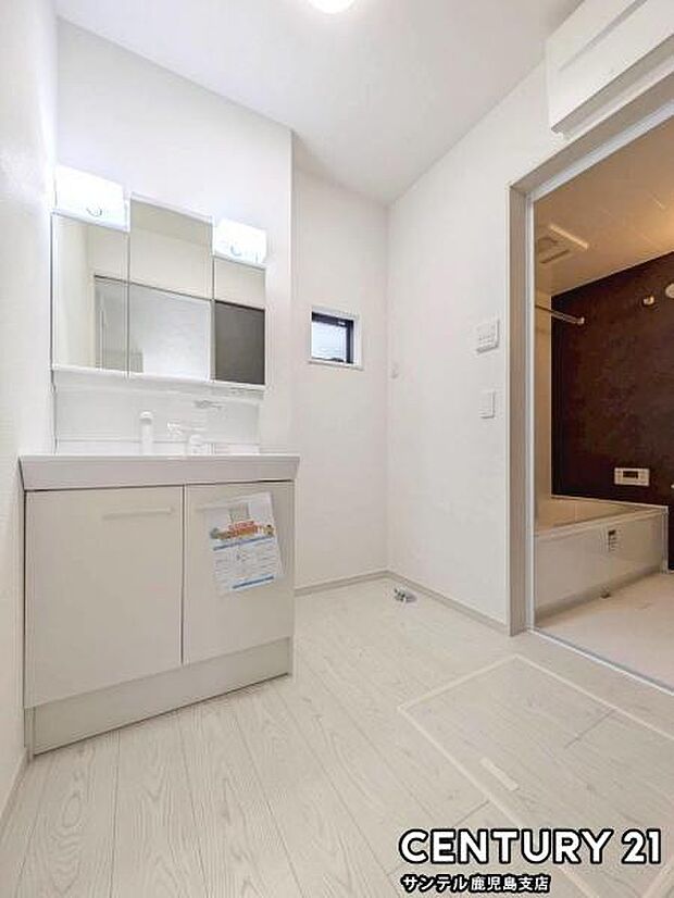 窓の付いた清潔感のあるシンプルな洗面脱衣所♪洗面台は、三面鏡の裏も収納スペースが付いており、シャワーヘッド付き!