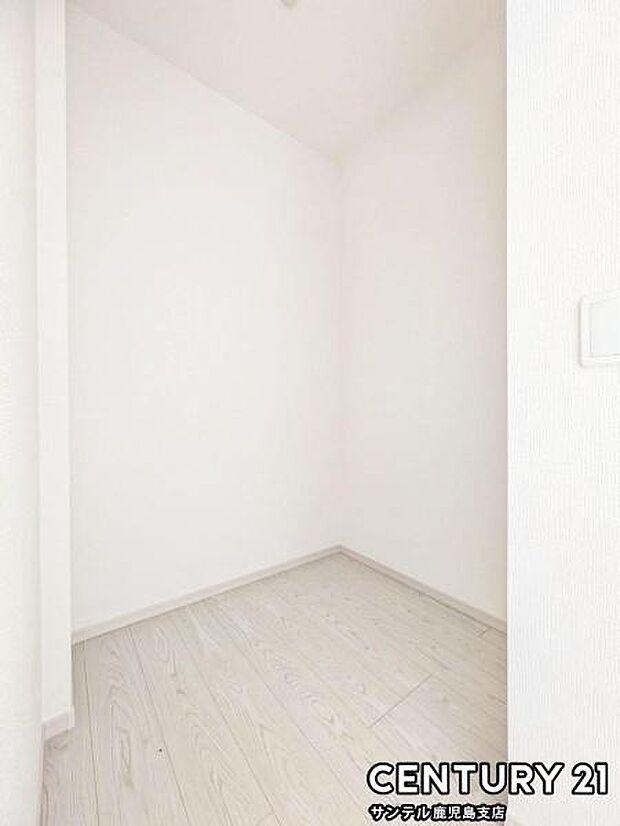 8.8帖洋室のウォークインクローゼット♪丈の長いコートやスーツ、衣装ケースなどもクローゼットにそのまま収納でき、お洋服選びが楽しくなりますね♪