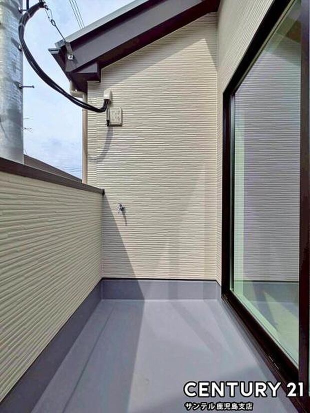 ぽかぽかした天気の良い日は、洗濯物を外で干すことが出来ます♪水栓も付いているので、バルコニーのお掃除もできちゃいます!