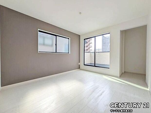 8.8帖の洋室です♪バルコニーとつながる洋室となっており、しっかり日が差し込みますので気持ちの良い目覚めができる素敵なお部屋です♪