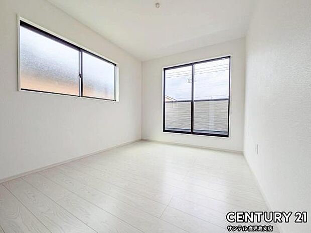 5.2帖の洋室です♪しっかり日が差し込みますので気持ちの良い目覚めができる素敵な洋室になります♪子供部屋にも十分使える仕様の洋室になっております♪