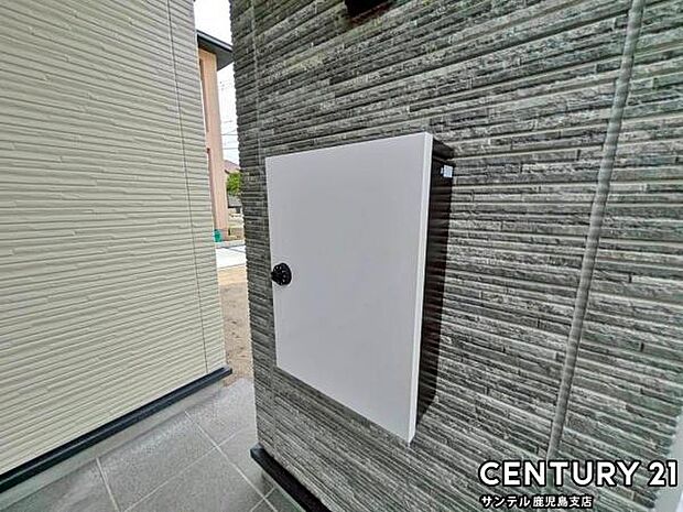 ダイヤルロック付きのポストで安心♪雨でも濡れにくい仕様になっておりますよ♪