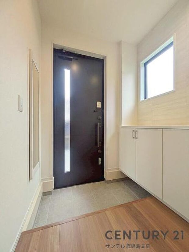 ご新居への出入り口になる明るい玄関には、たくさんの靴を収納できるシューズボックスが付いております♪いつも清潔感のあるすっきりとした玄関スペースを確保できますよ♪