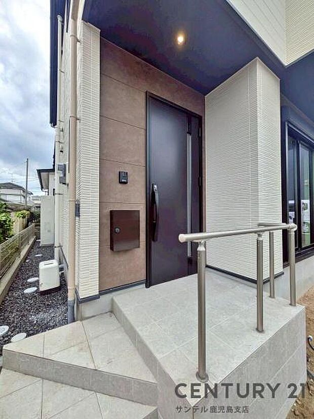 セキュリティ面でも安心なダブルロックドア玄関です♪屋根があるので、ちょっとした雨の日でも焦ることなく鍵や傘の開け閉めができます♪