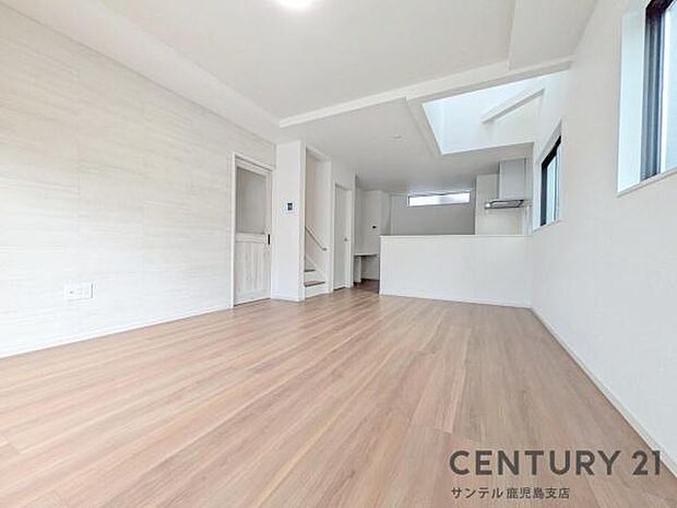 17.7帖のリビングです♪カウンターキッチンからリビングにいるご家族やお子様の様子が見えるので、コミュニケーションがとりながら、ご家族の大切な時間を共有できるリビングスペースです♪