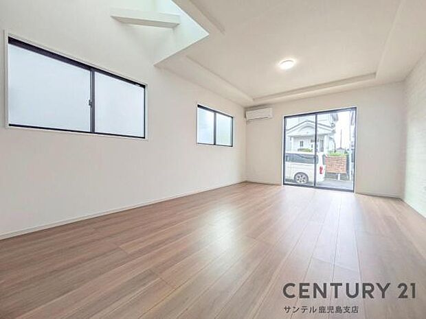 17.7帖のリビングです♪明るく、落ち着きのあるリビング♪ダイニングスペースも含めてゆとりのあるスペースで、ご家族でお食事や団らんしたり、ゆったりとしたご家族の時間を過ごせます♪