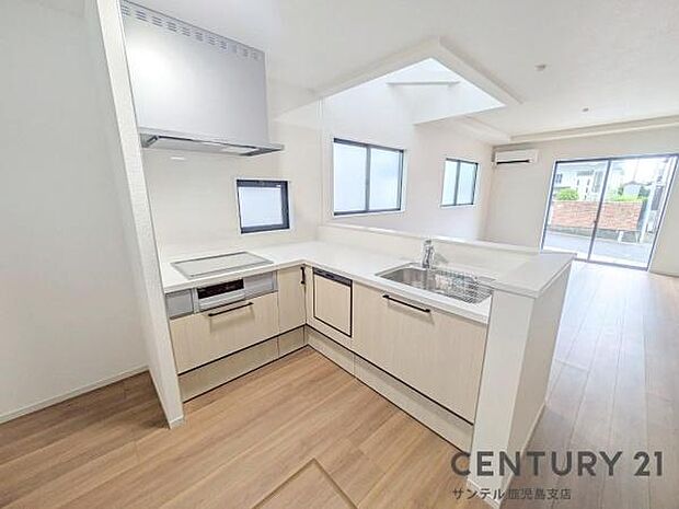 シンプルで使いやすい設計のキッチン♪そしてカウンターキッチンなので、リビングにいるご家族と会話を楽しみながらお料理ができます♪標準で食洗機付いています!